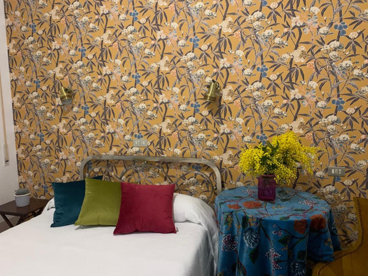 Hostal Pirineos Barbastro Esterno foto