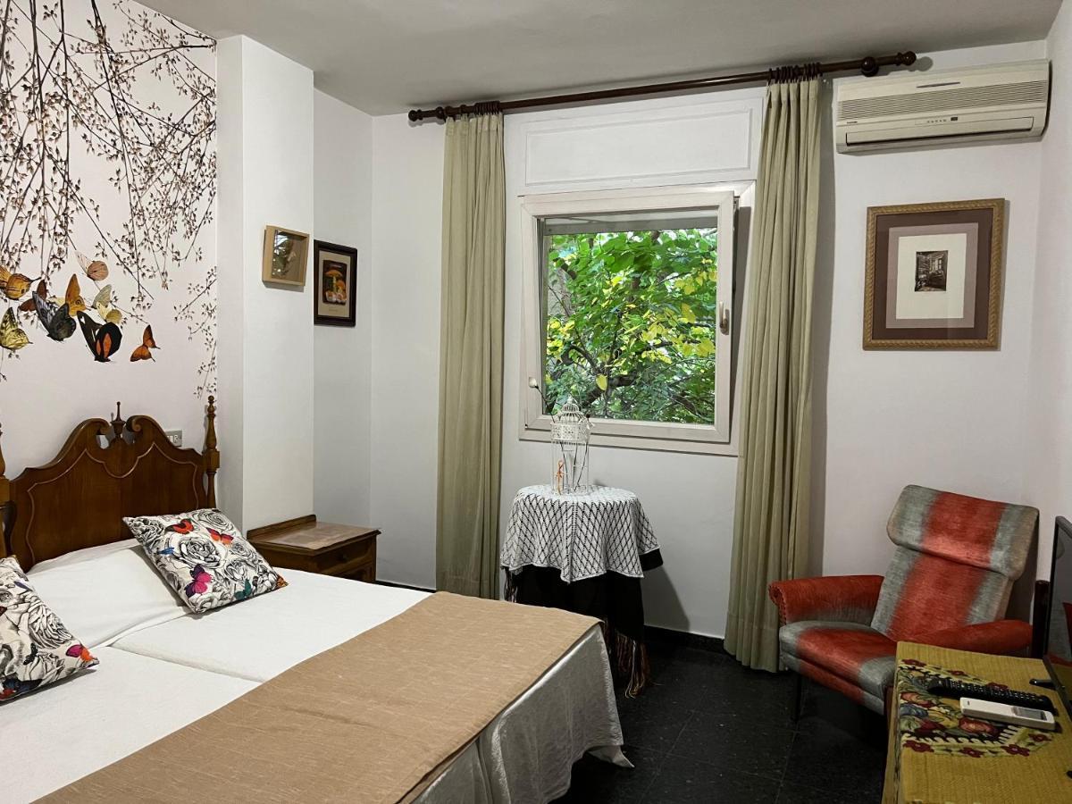 Hostal Pirineos Barbastro Esterno foto