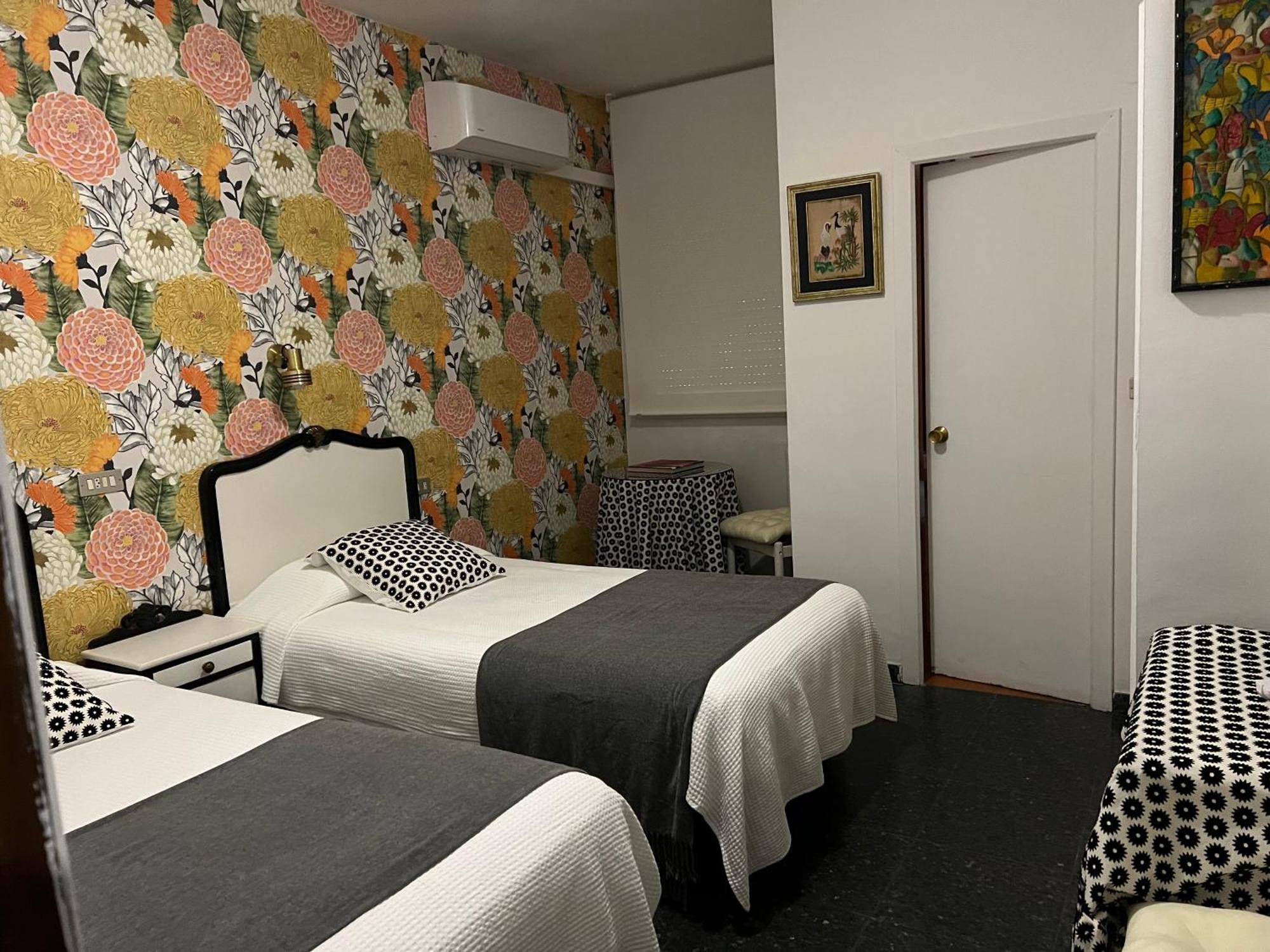 Hostal Pirineos Barbastro Esterno foto