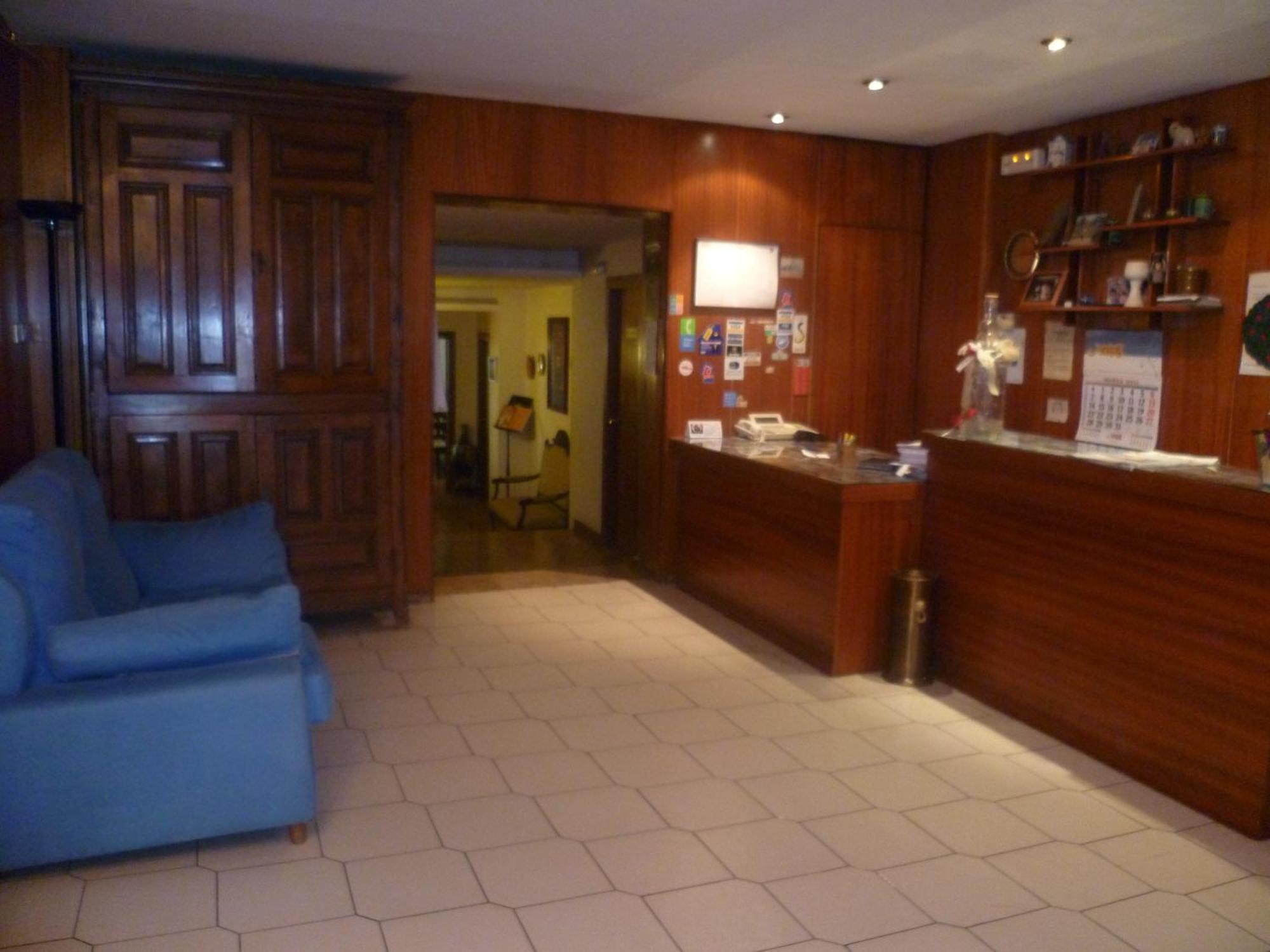 Hostal Pirineos Barbastro Esterno foto