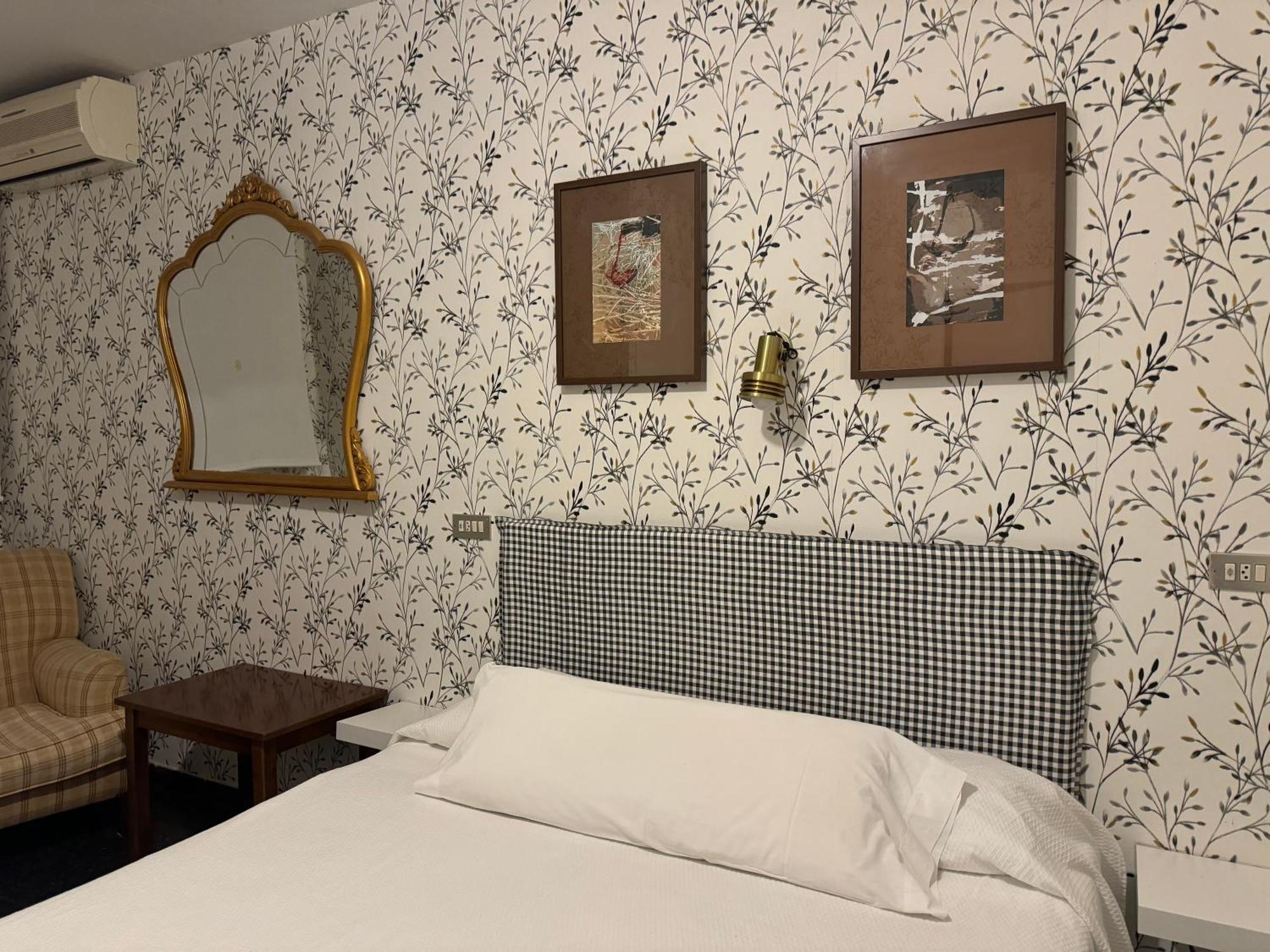 Hostal Pirineos Barbastro Esterno foto