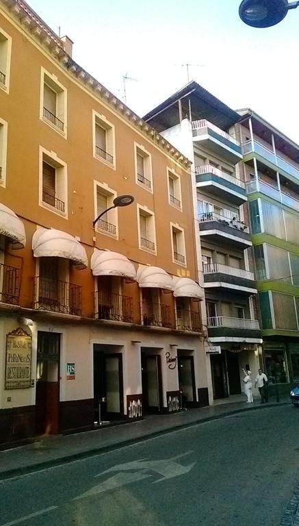 Hostal Pirineos Barbastro Esterno foto