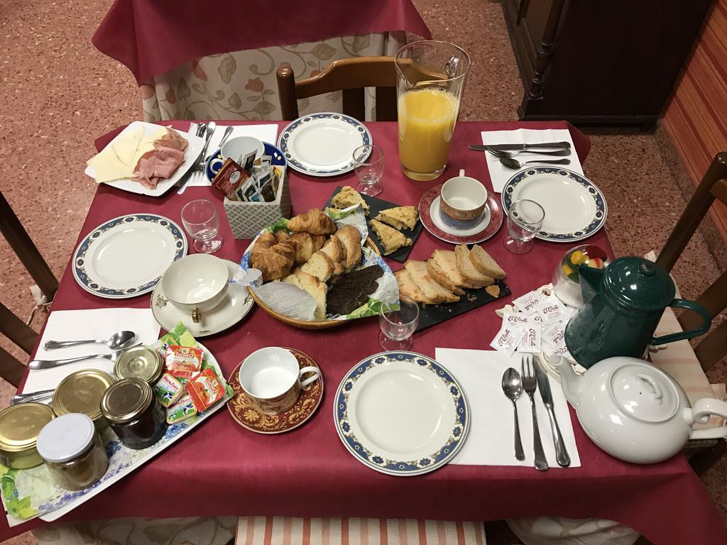 Hostal Pirineos Barbastro Esterno foto