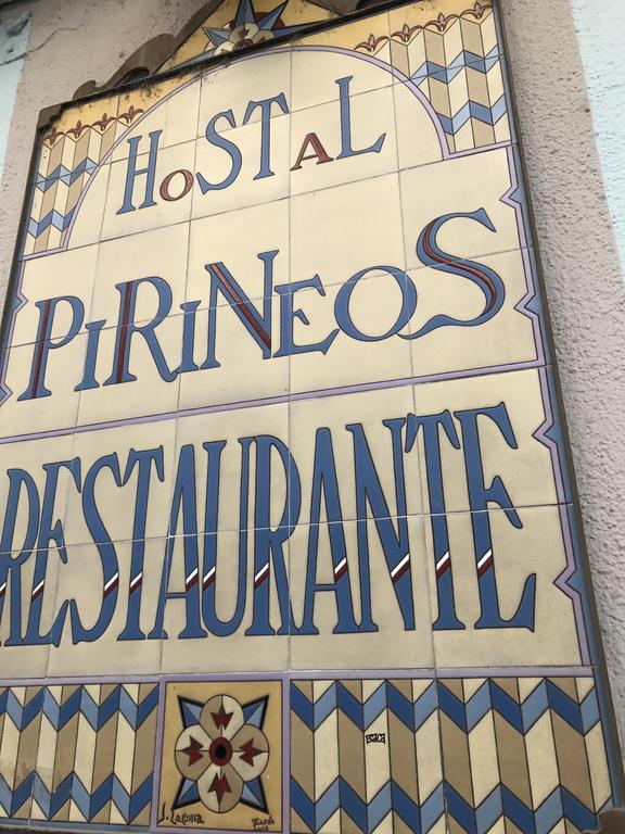 Hostal Pirineos Barbastro Esterno foto