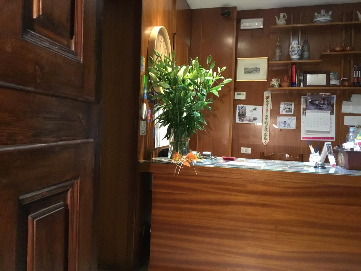 Hostal Pirineos Barbastro Esterno foto