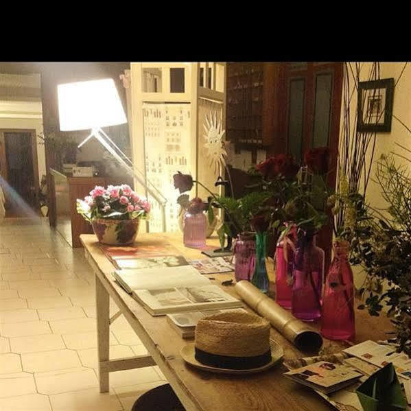 Hostal Pirineos Barbastro Esterno foto