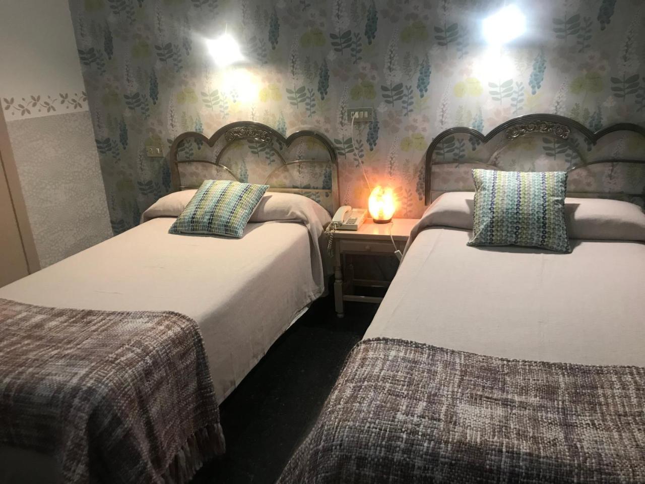 Hostal Pirineos Barbastro Esterno foto