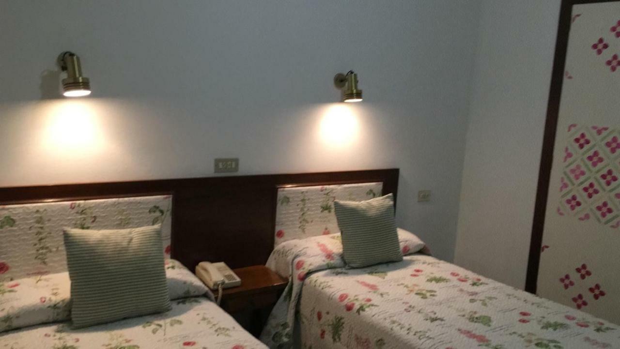Hostal Pirineos Barbastro Esterno foto
