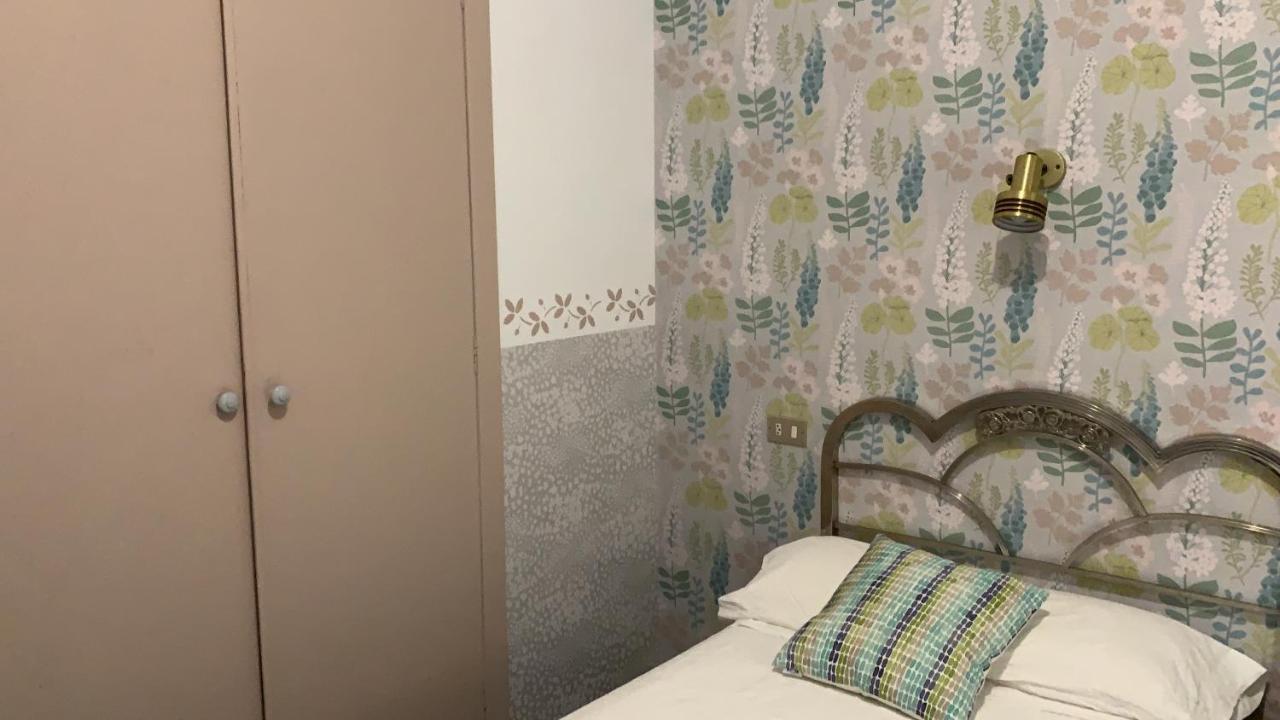 Hostal Pirineos Barbastro Esterno foto