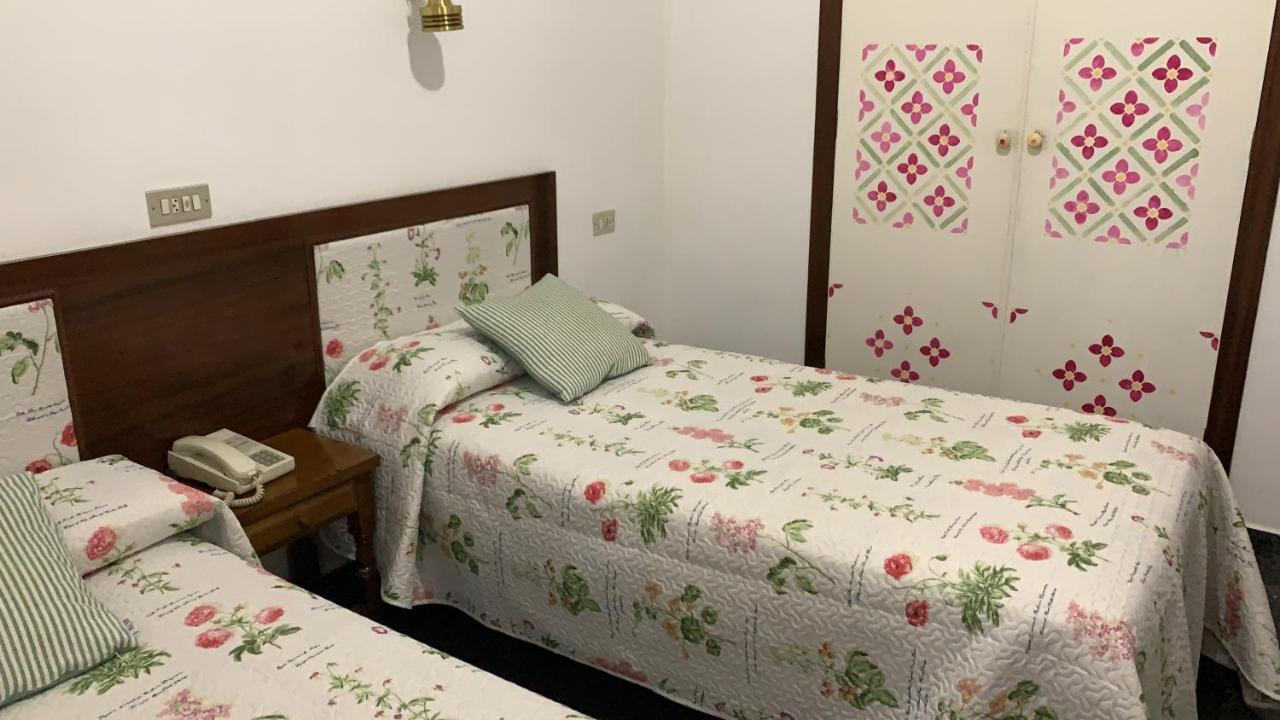 Hostal Pirineos Barbastro Esterno foto